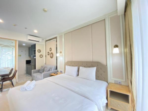 Modern Studio Room with Jacuzzi at Art Deco Apartment By Travelio